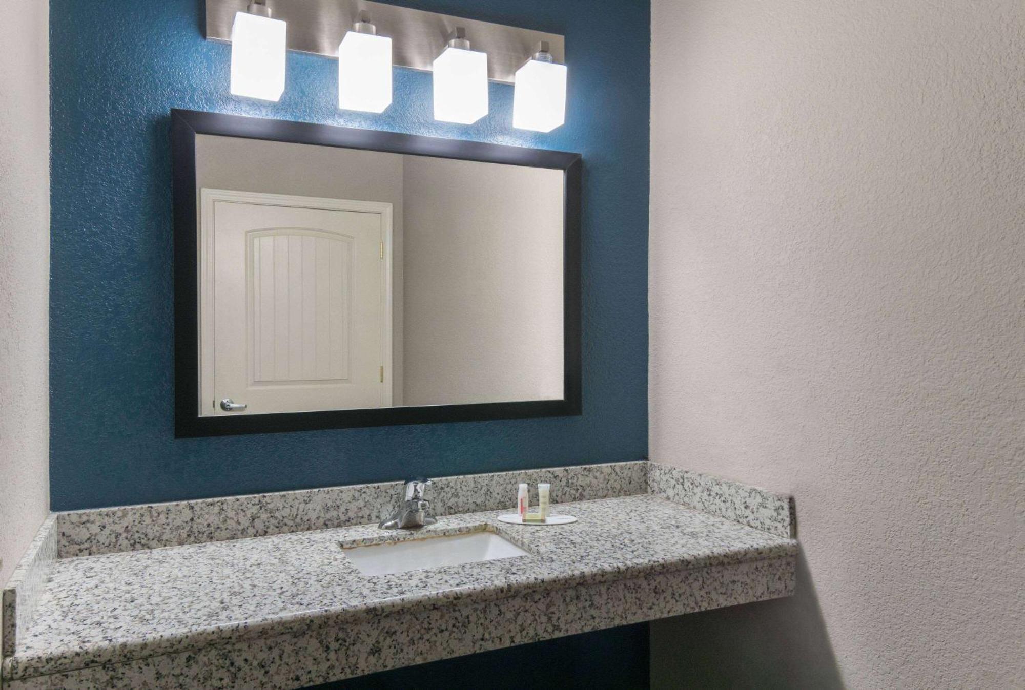 Super 8 By Wyndham San Antonio Near Fort Sam Houston Экстерьер фото