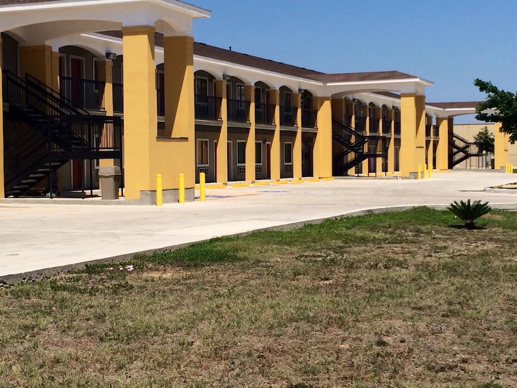 Super 8 By Wyndham San Antonio Near Fort Sam Houston Экстерьер фото